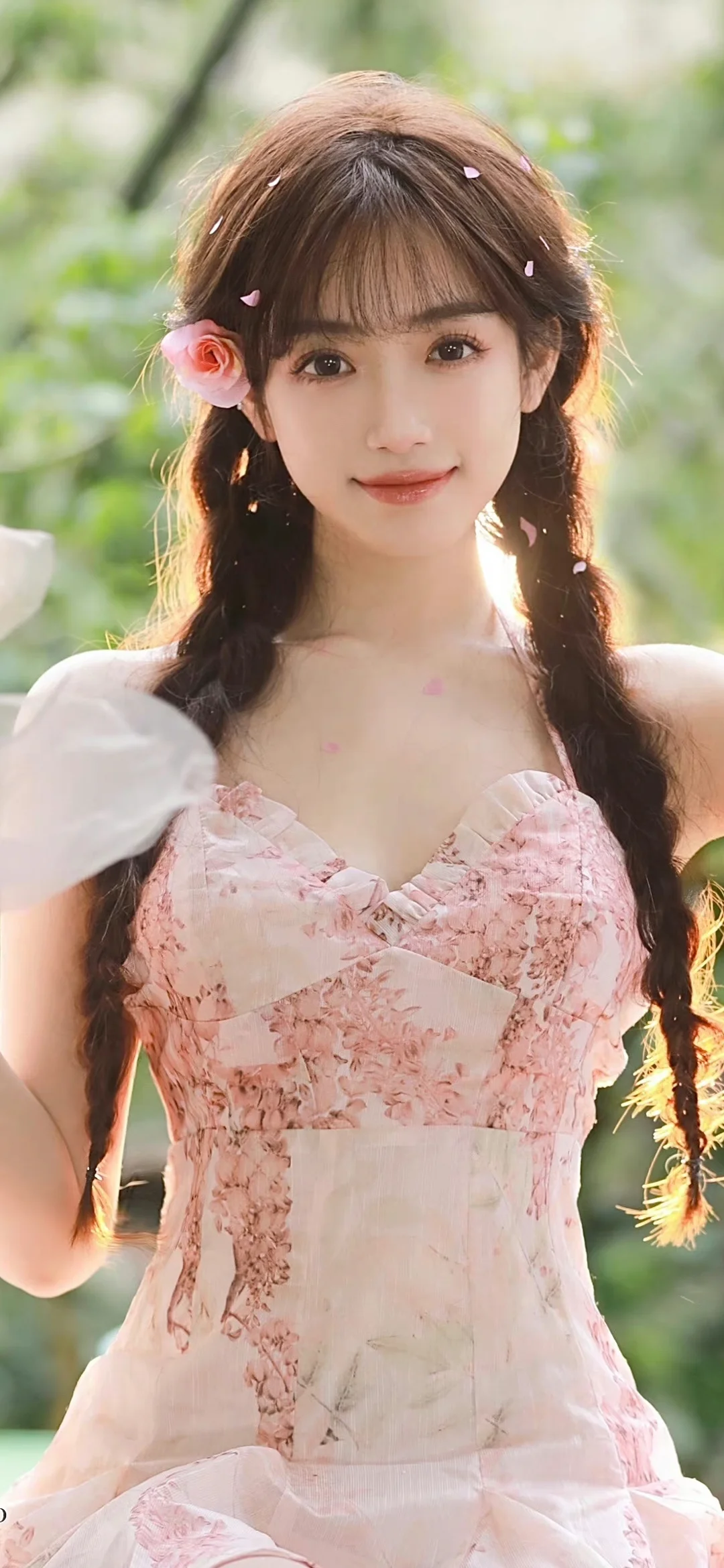 一名留著長辮子的女性身穿粉色洋裝，在戶外綠意背景前面向鏡頭微笑。