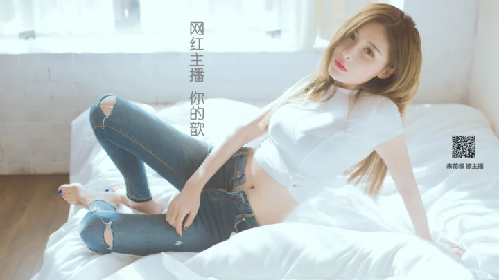 一名女性身穿白色上衣和牛仔裤，倚坐在明亮的白色床铺上。