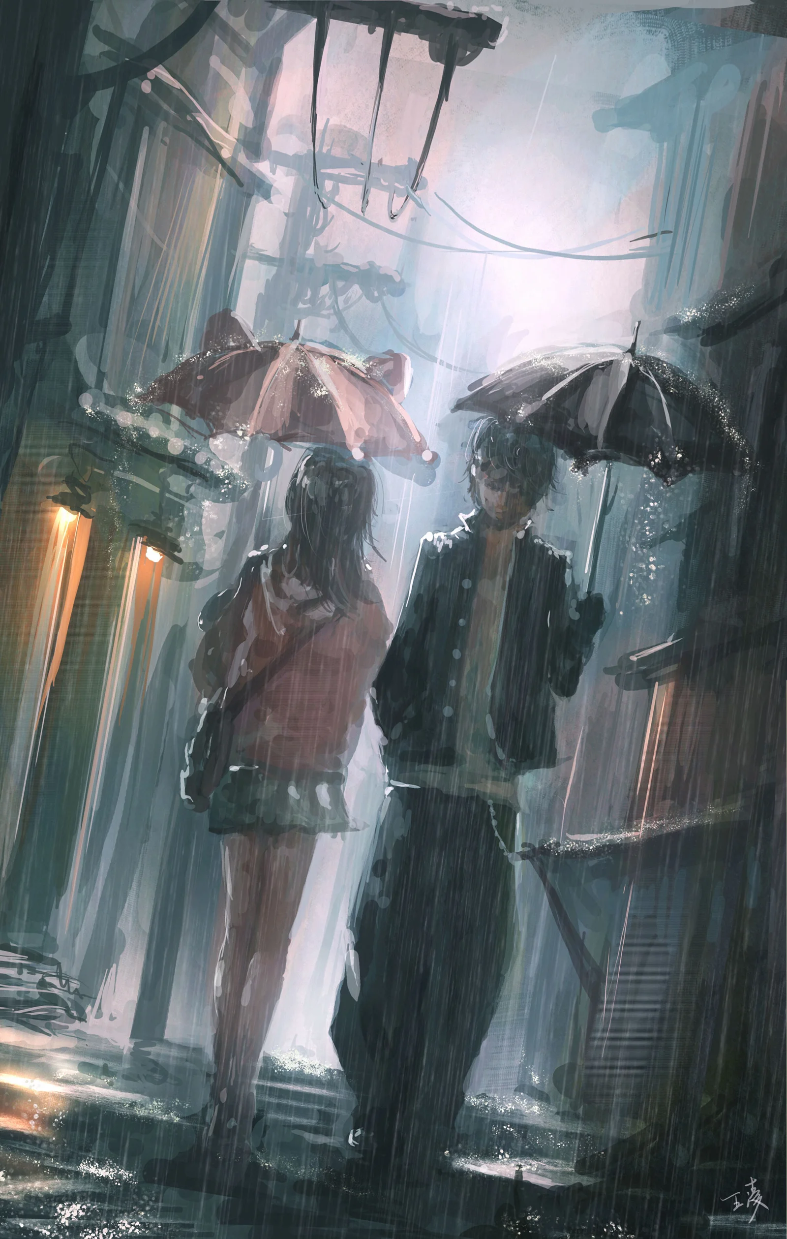 雨幕中的狭窄街巷里，两名撑伞的人物并肩前行，周围是朦胧的建筑与灯光。