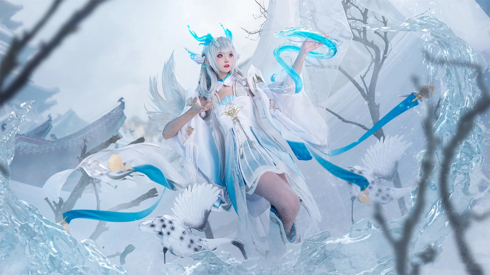 一名白衣幻想风格女性置身冰雪环绕的场景中，身旁可见白色飞鸟与飘动的蓝色丝带。