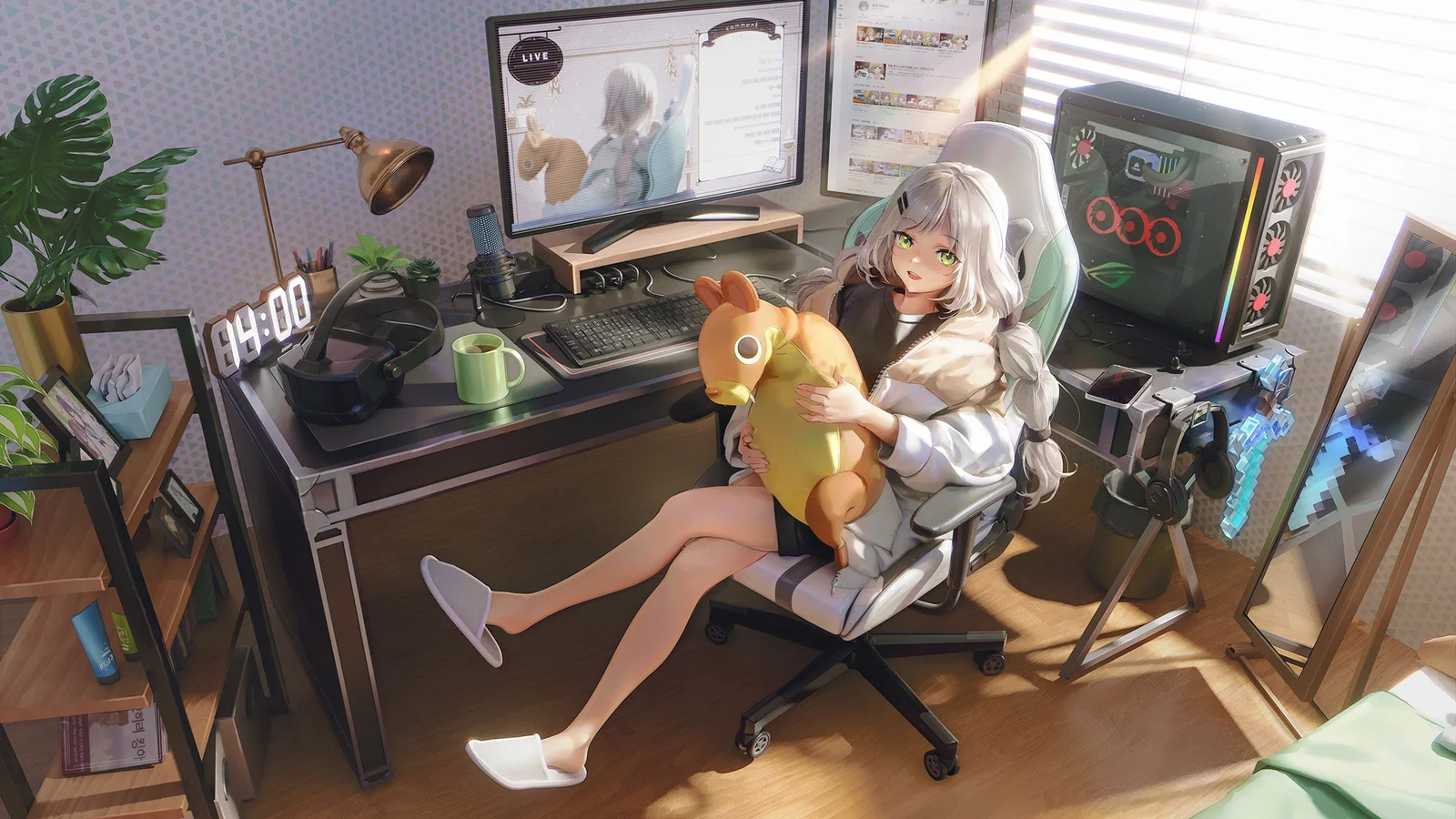 흰 머리의 애니메이션 소녀가 갈색 인형을 안고 컴퓨터 책상에 앉아 있으며 창가에서 햇살이 들어옵니다.