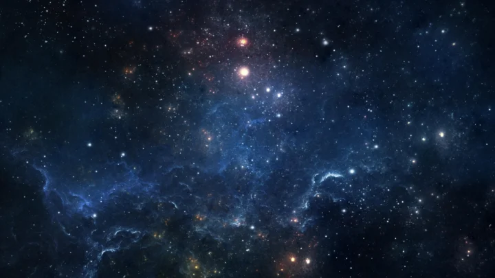 深蓝色宇宙中铺满繁星，并呈现出朦胧发光的星云结构。