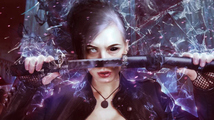 一名女性手持长剑站在破碎玻璃般的光影前方，画面呈现紫蓝色的戏剧化氛围。