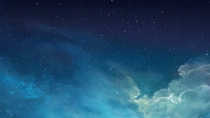 深蓝色星空中弥漫着青蓝与浅黄色的星云气体，繁星点缀其间。