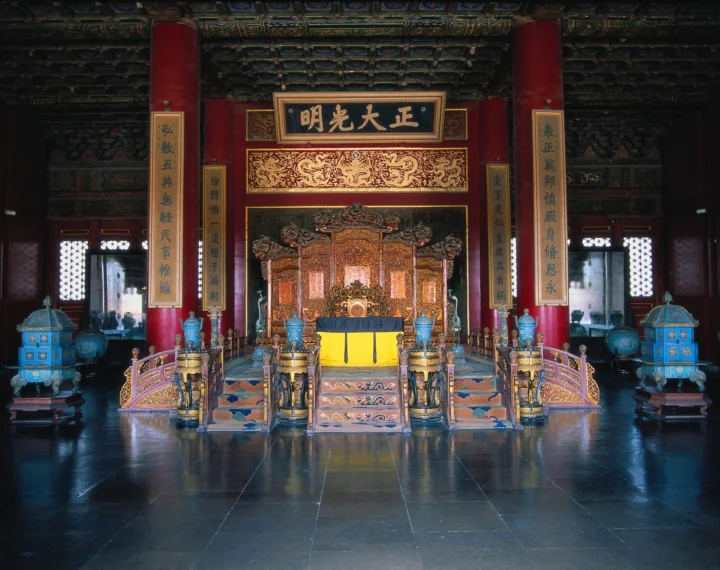 华丽的传统宫殿内，中央宝座位于雕饰、红柱和彩绘天花板之间。
