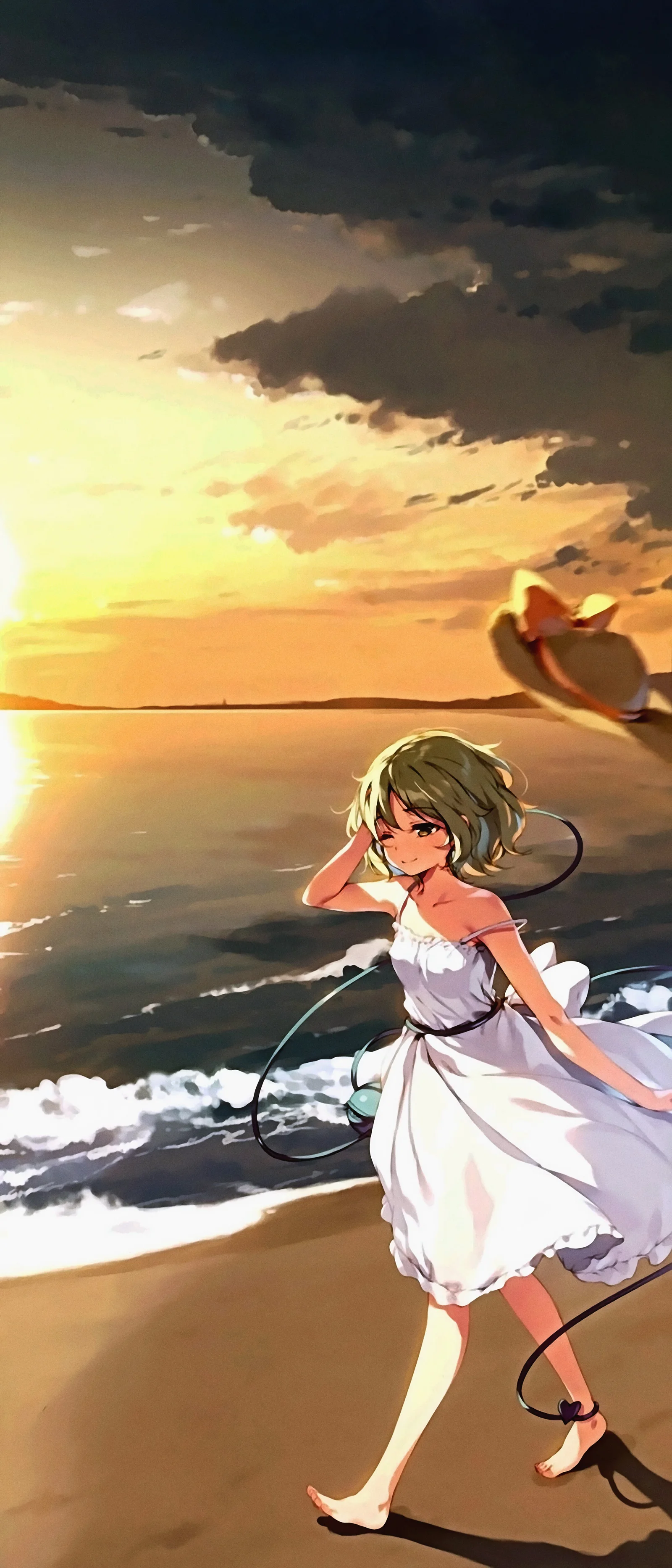 一位身穿白裙的动漫女孩走在夕阳映照的海滩上。
