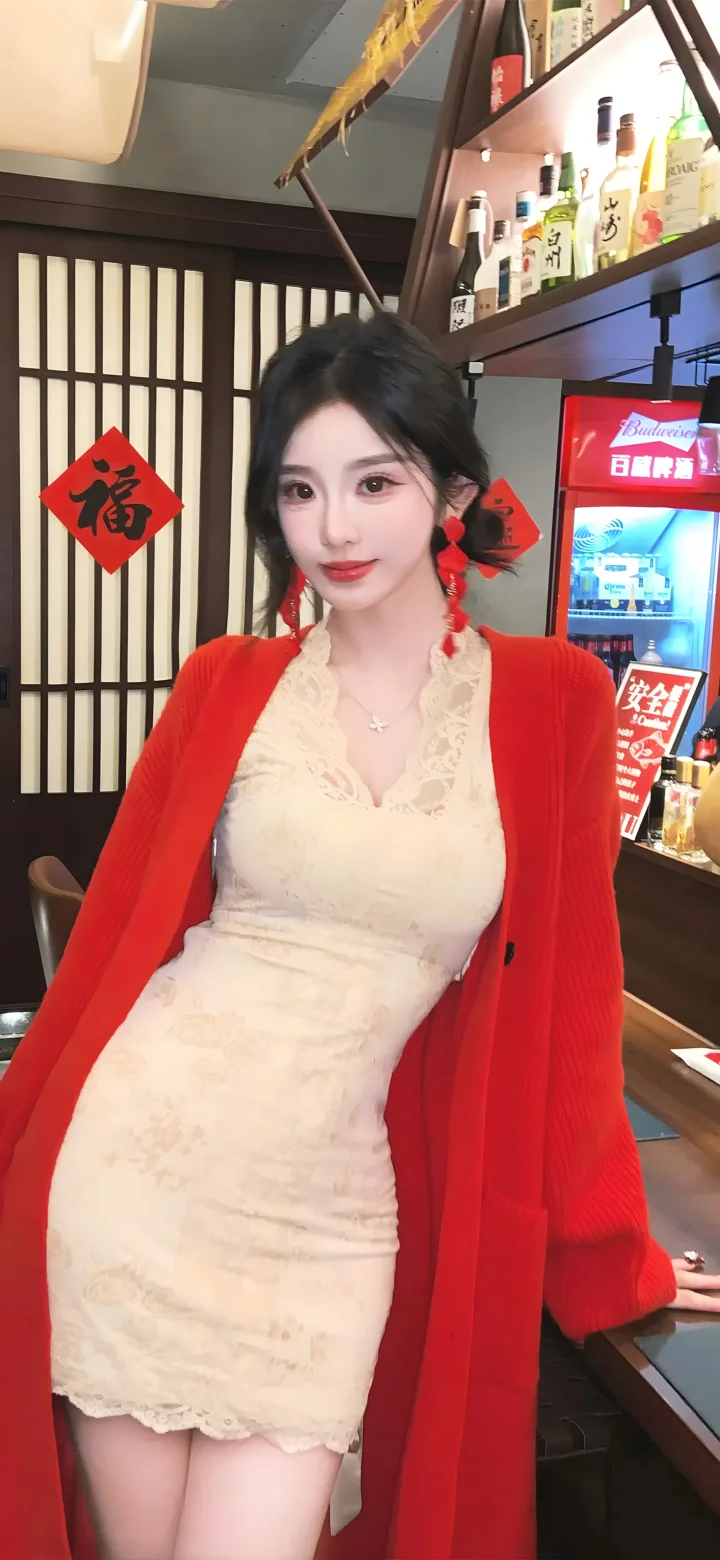 一名女子穿着红色开衫和白色连衣裙，站在摆有瓶子和饮料冰箱的室内空间中。