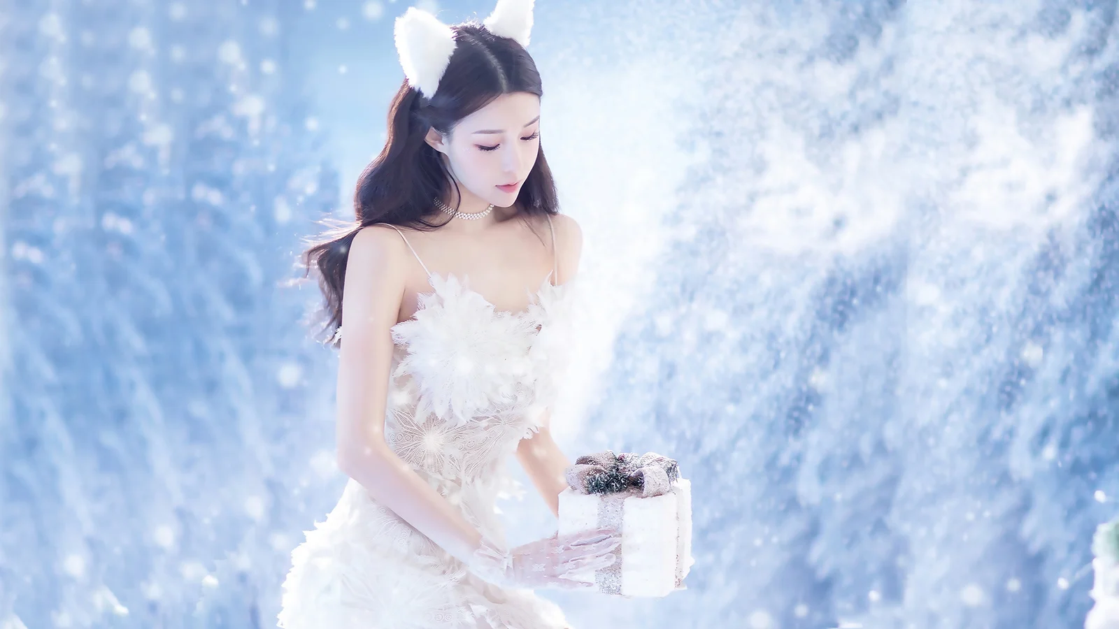 白い猫耳飾りと白いドレスを身につけた女性が、青白い雪のような背景の前でギフトボックスを持っている。