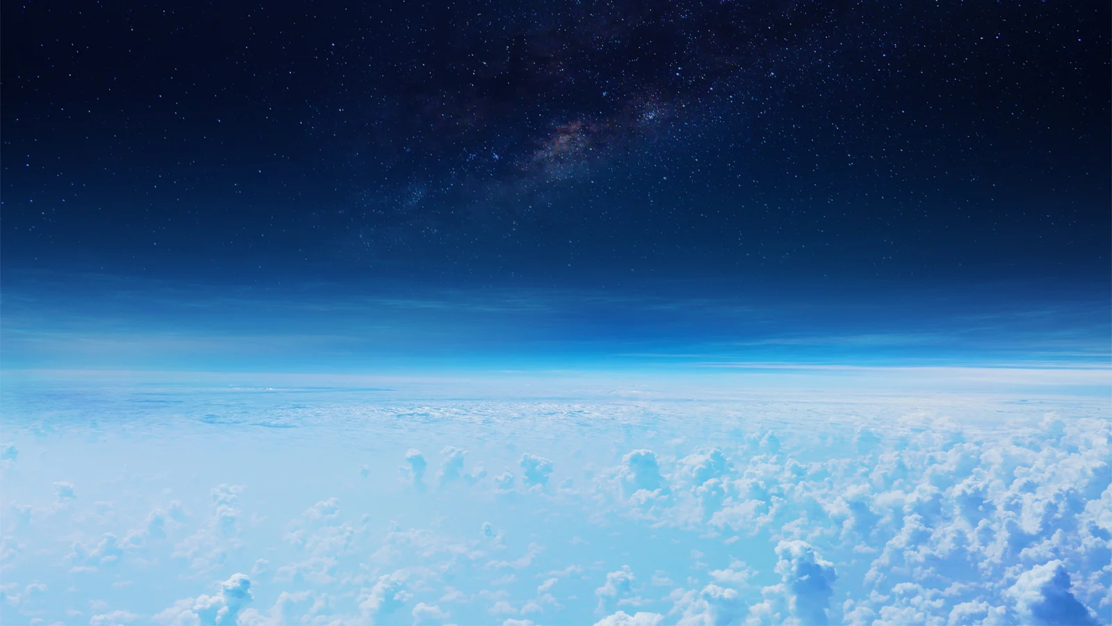 从太空望去，地球云层在深蓝星空下延展开来。