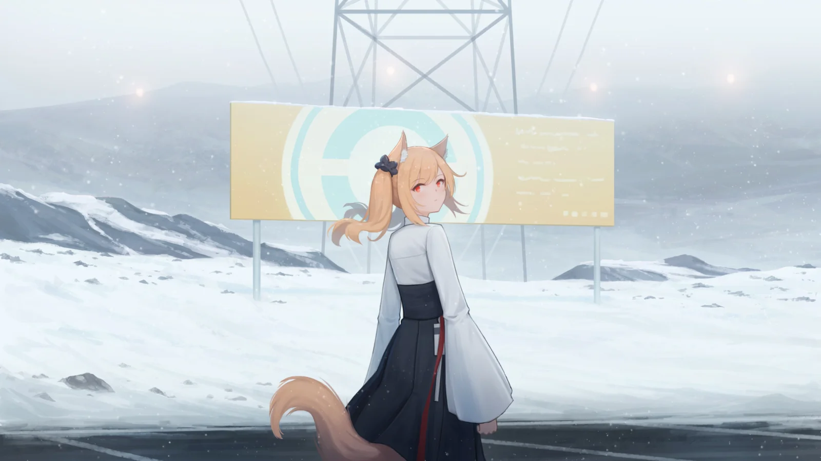 狐耳のアニメキャラクターが、送電塔と淡い色の看板を背に雪原に立っています。