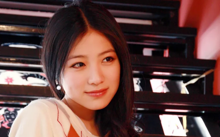 一名成年女性在室内面对镜头的近距离肖像画面。