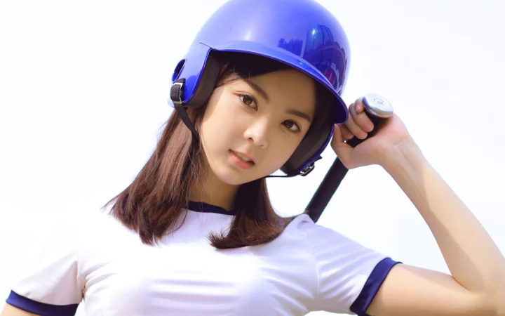 一名戴着蓝色头盔的女性面对镜头微笑。