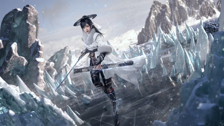 一名身穿白色服装、手持长兵器的动漫人物站在冰晶与雪山之间。