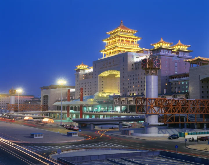 夜色中的城市建筑群灯火璀璨，街道车流留下明亮的光轨。