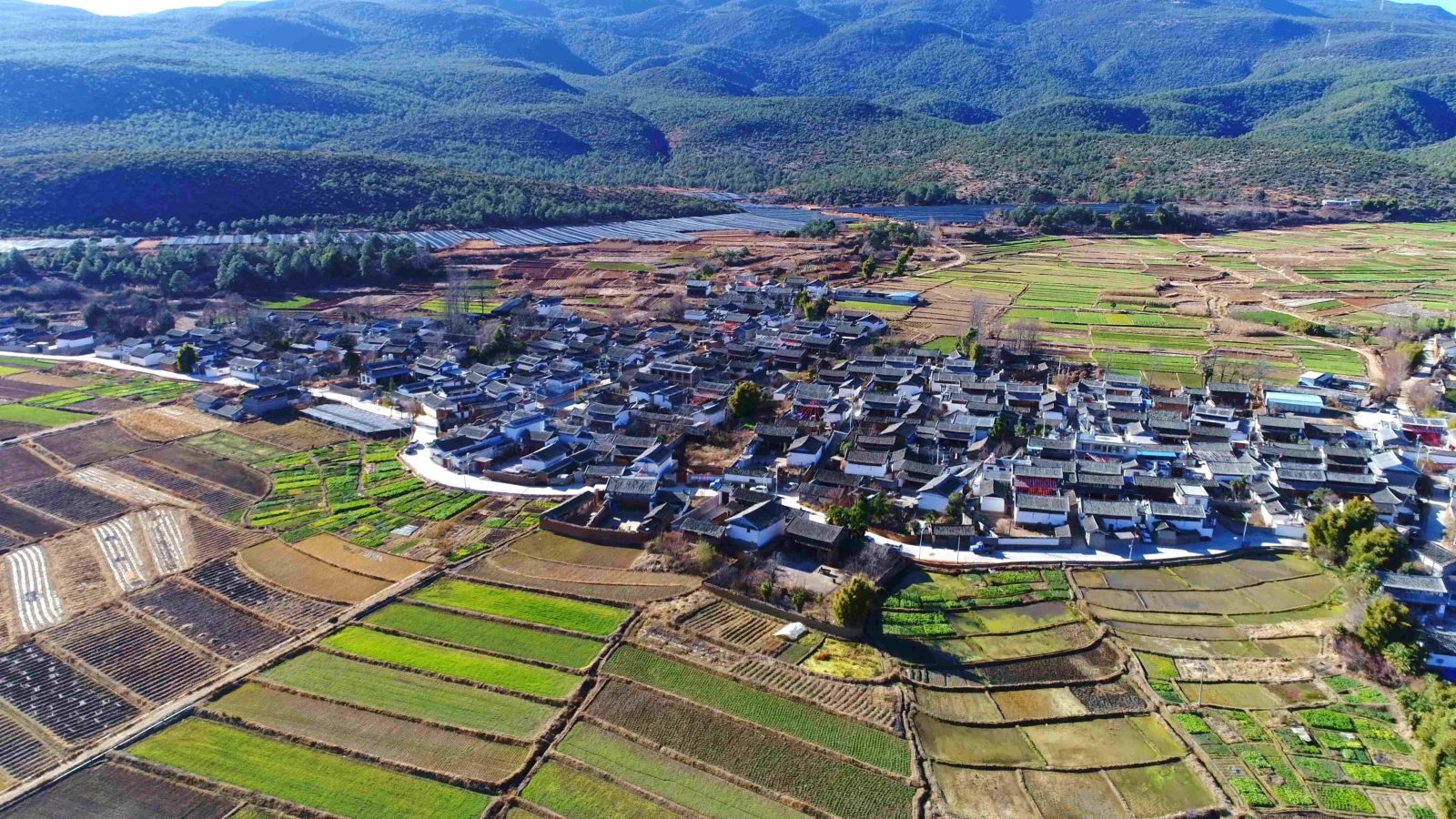 山々に囲まれた村が、幾重にも広がる農地の中に佇んでいます。