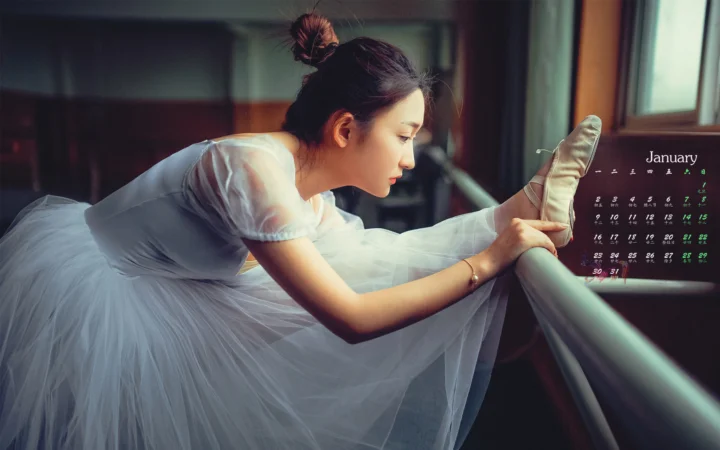 一名身穿白色裙子的成年女子俯身靠在室内栏杆旁，旁边可见一页日历。