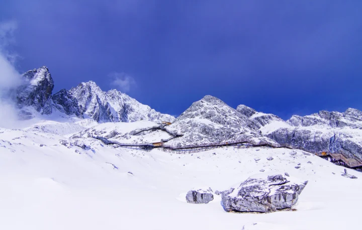蓝天下，覆雪的高山、冰川和广阔雪原延展开来。