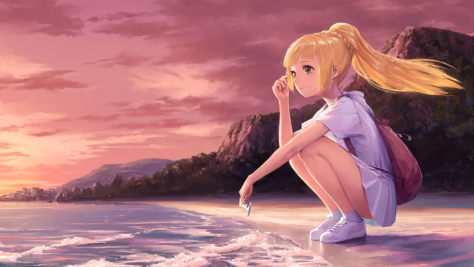 金髪のアニメキャラクターが、ピンク紫色の夕焼け空と山々を背景に海辺の浅瀬でしゃがんでいる。