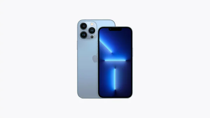 白い背景の中央に、青いスマートフォンの表裏が立てて配置されています。
