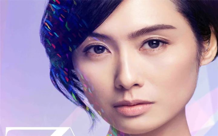 一位成年女性的面部特写，紫色背景与彩色光影映照在她的头发和脸颊上。