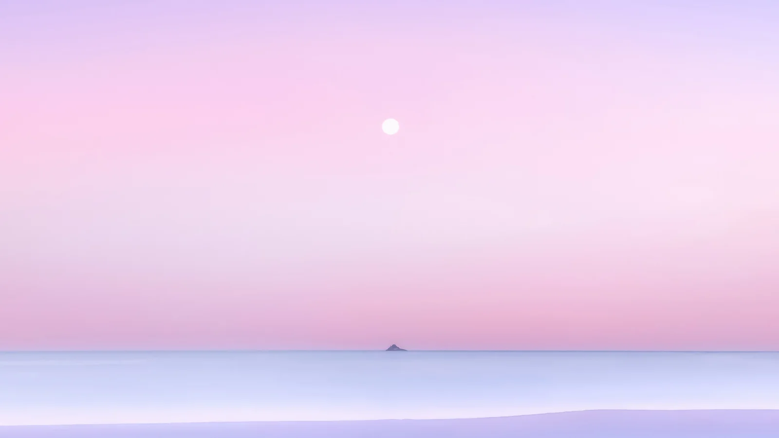 粉紫色天空映照著平靜的海面，地平線上有一座小島，空中懸著一輪淡白色的月亮。