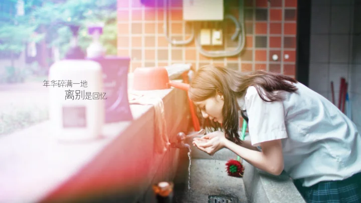 一名女性在彩色瓷砖墙旁俯身取水，画面带有柔和的粉彩光影。