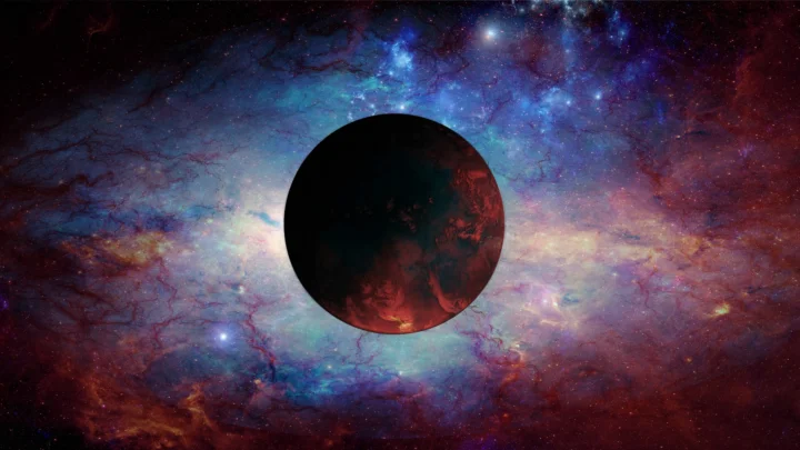 画面中央是一颗暗色行星，周围环绕着绚丽的蓝紫色星云与星空。