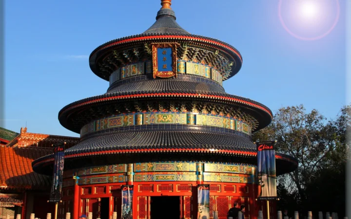 蓝天下一座色彩鲜艳的传统中式建筑沐浴在阳光中。