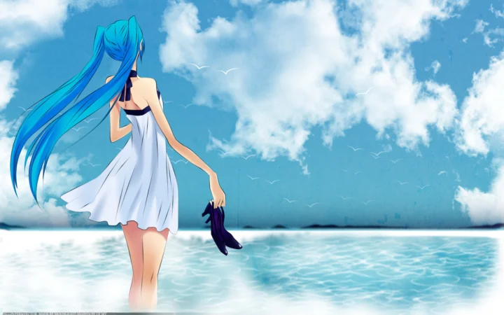 青い髪のアニメ少女が、白い雲が浮かぶ青空と海を前に浅瀬に立っている。