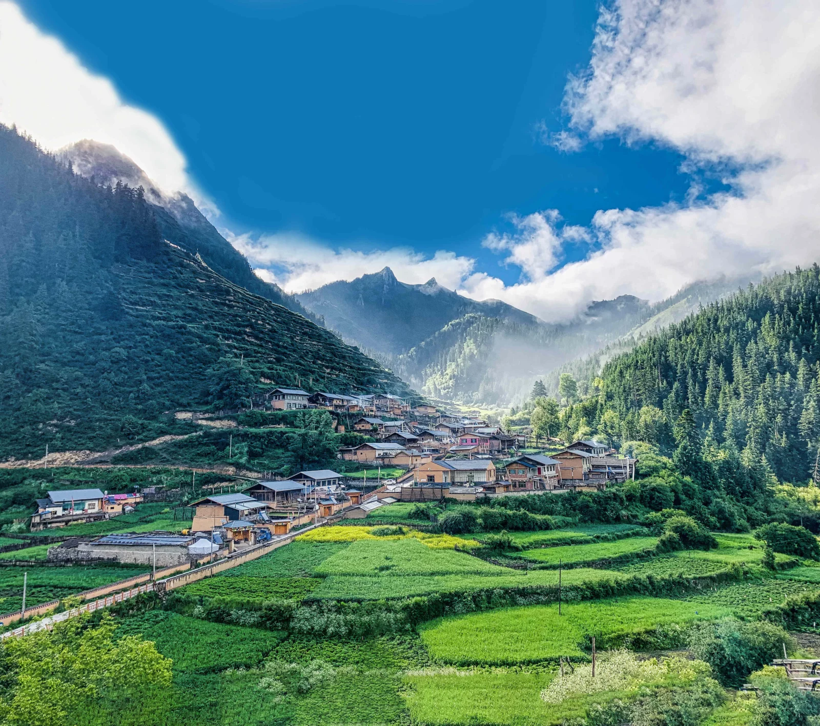群山、森林、雲霧與山谷中的村落和農田構成一幅明麗的自然風景。