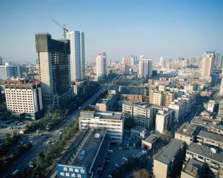 晴朗天空下的城市高楼、街道与密集建筑群构成开阔的都市全景。