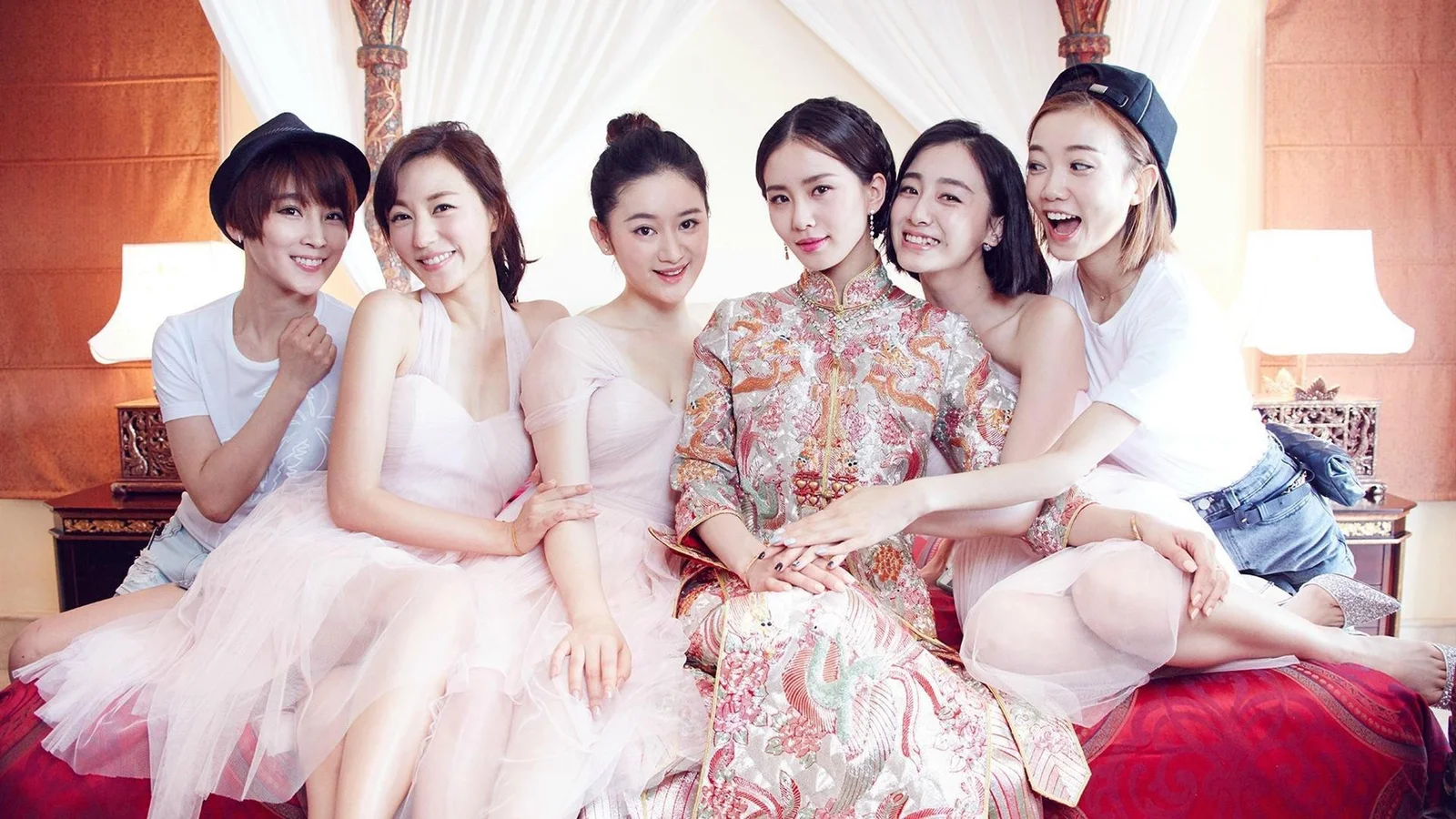 六名成年女性在室内沙发前并肩合影。