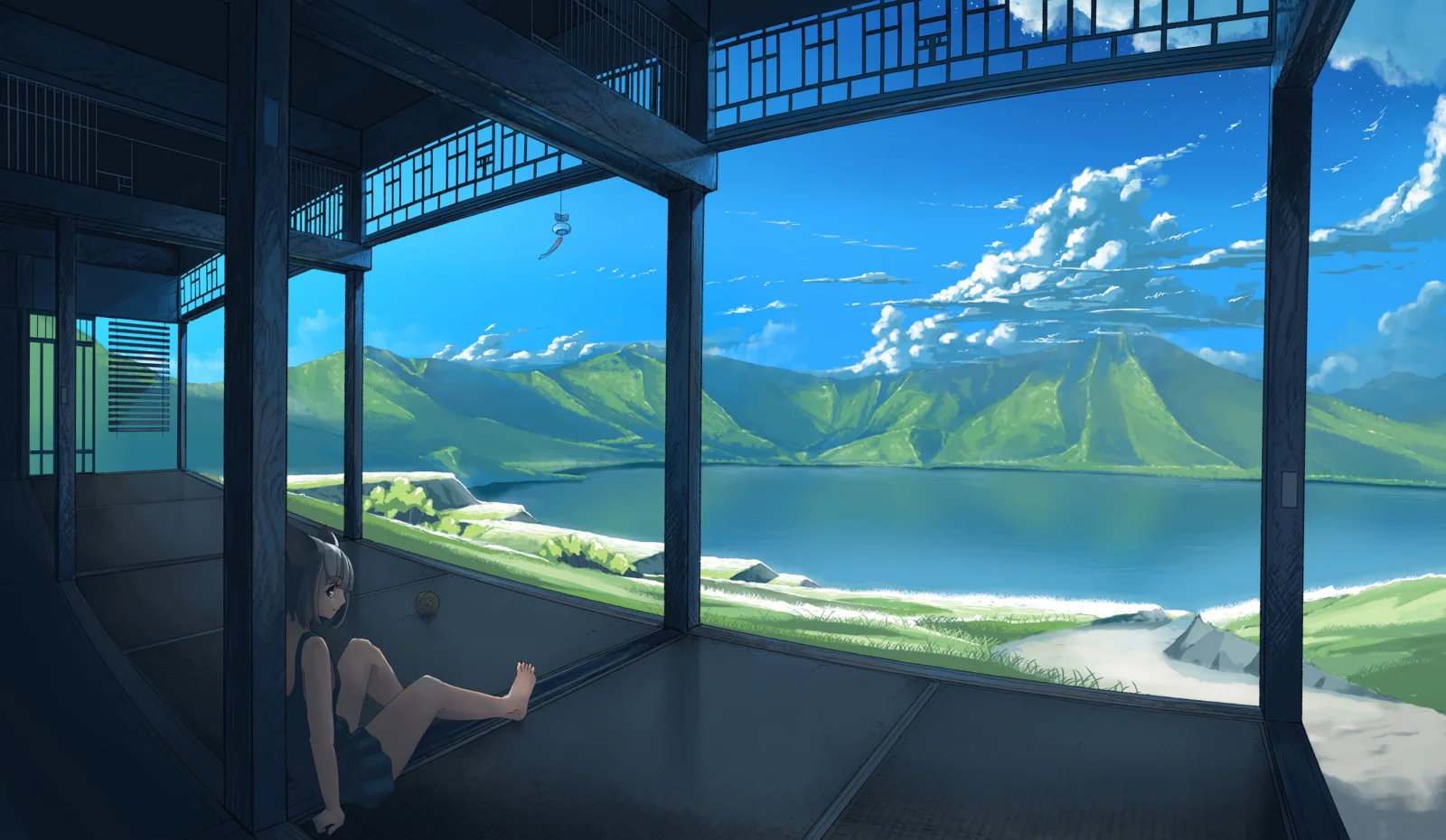 緑の山々に囲まれた湖が、明るい青空と雲の下に広がり、手前を暗い建築構造が縁取っています。