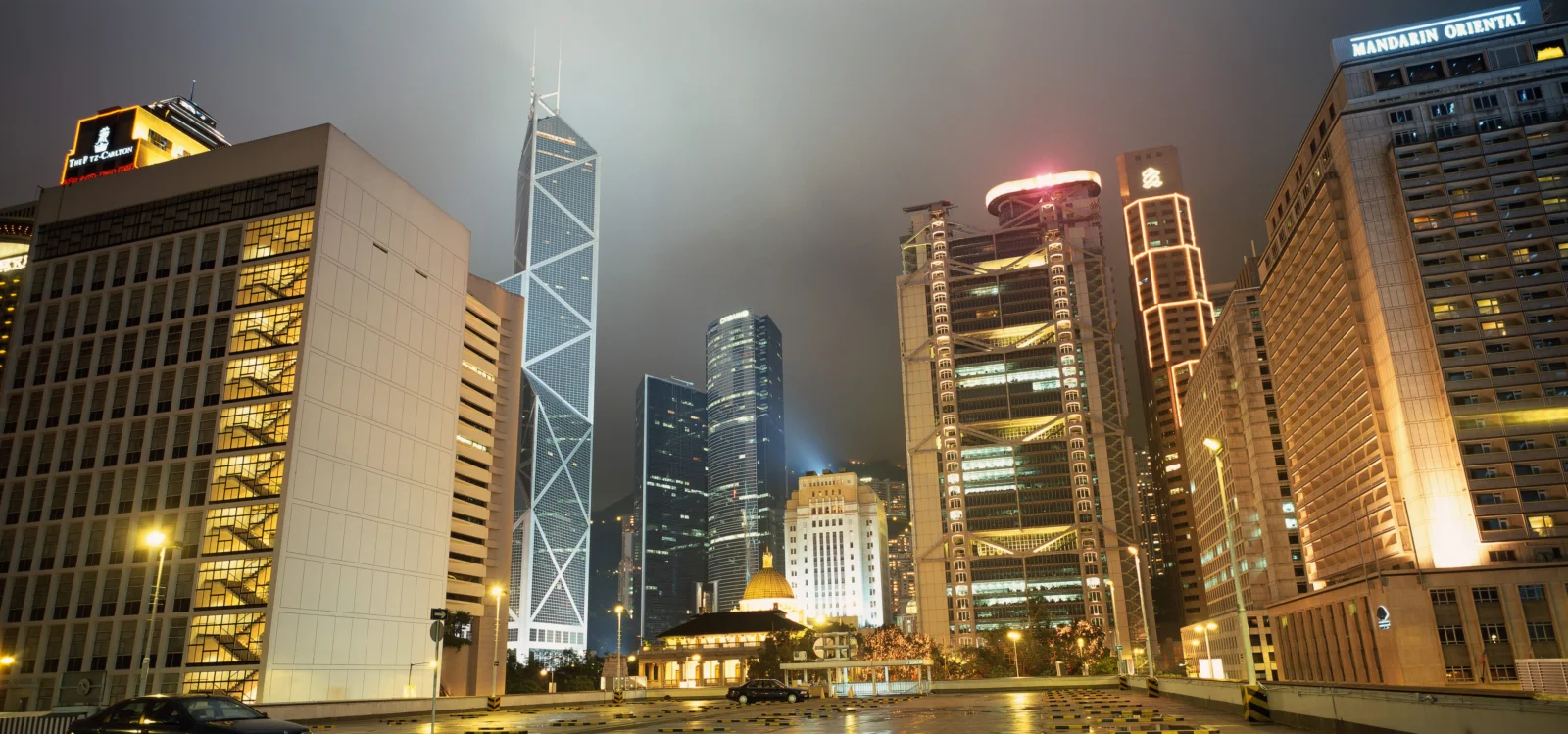夜幕下高楼林立的城市街景被灯光照亮。