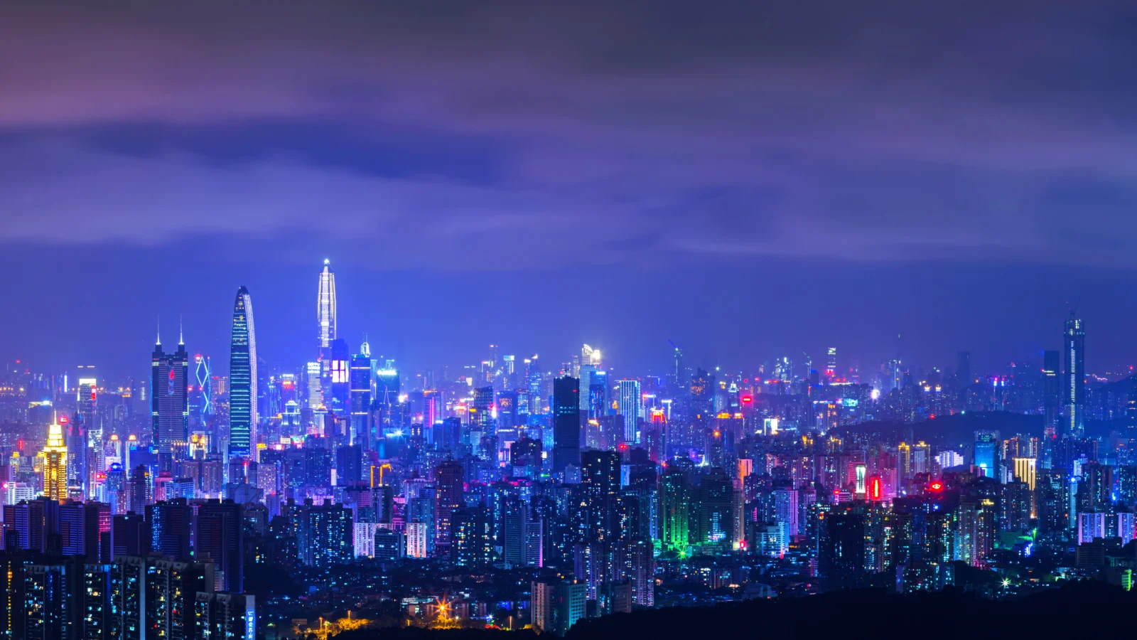 夜色中的城市天際線被密集的高樓和絢麗燈光照亮。
