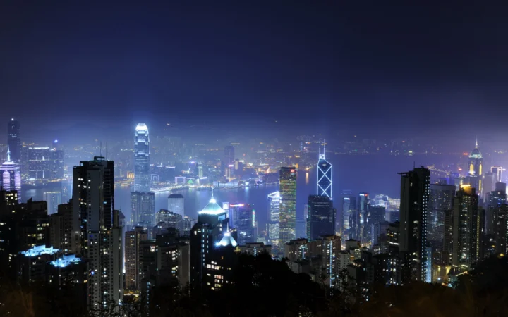 夜色中的高楼天际线与港湾灯光构成繁华的城市夜景。